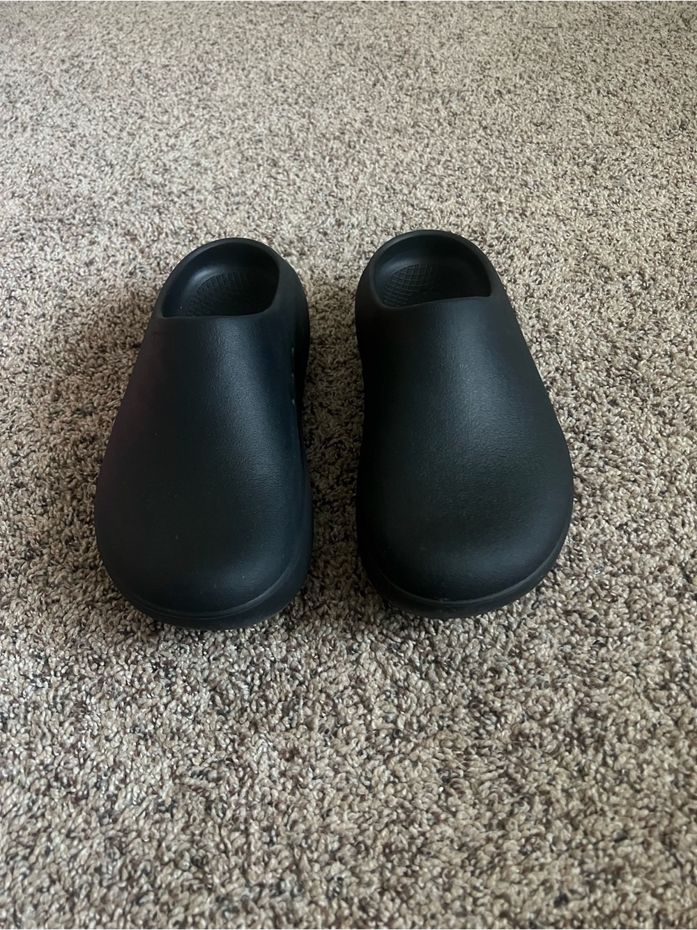 OOFOS Women’s Black Slip-On Clogs